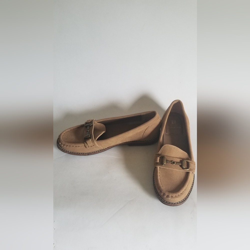 Women's White Mountain tan faux suede loafer brass bit across toebox Sz6M